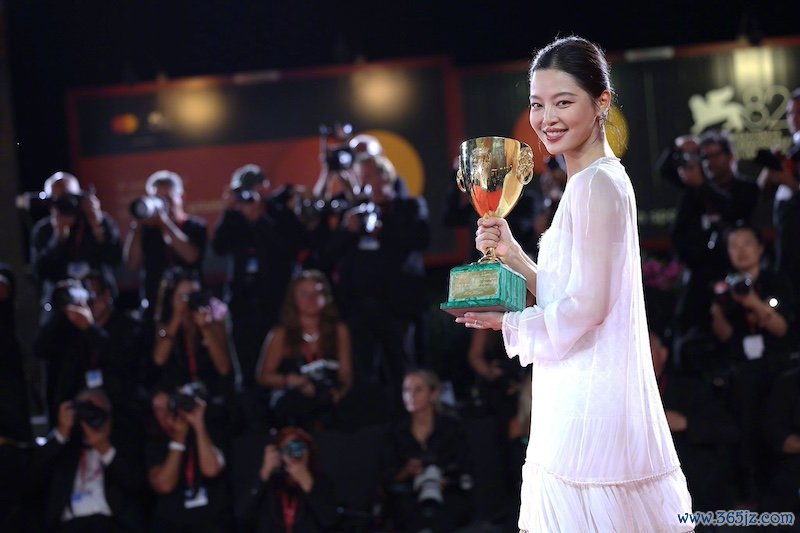 辛芷蕾手捧奖杯